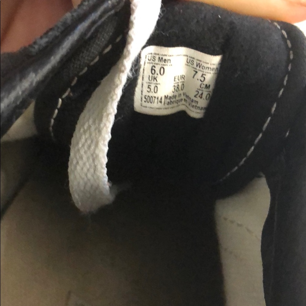 Vans - Picture 2 of 2